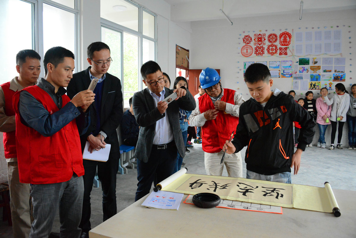李杭现场书写.JPG