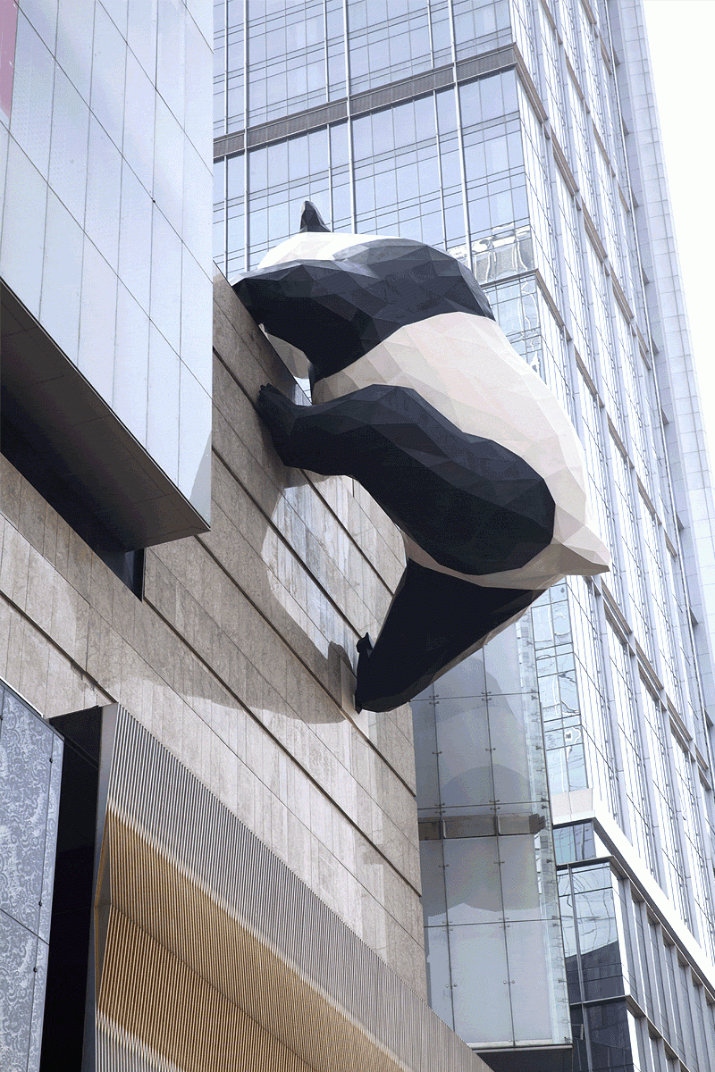 春熙路攀墙熊猫创造艺术家意外辞世年仅60岁