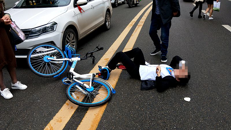 骑共享单车发生交通事故共享单车公司会不会赔偿呢