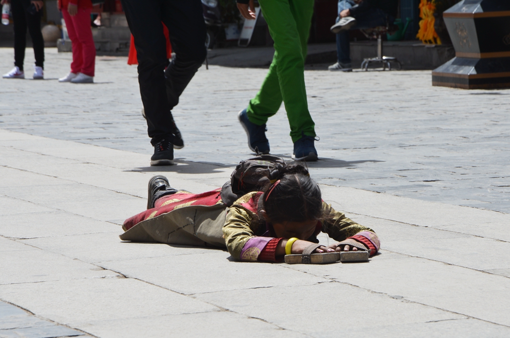 一位藏族小姑娘虔诚朝拜在往拉萨大昭寺的路上