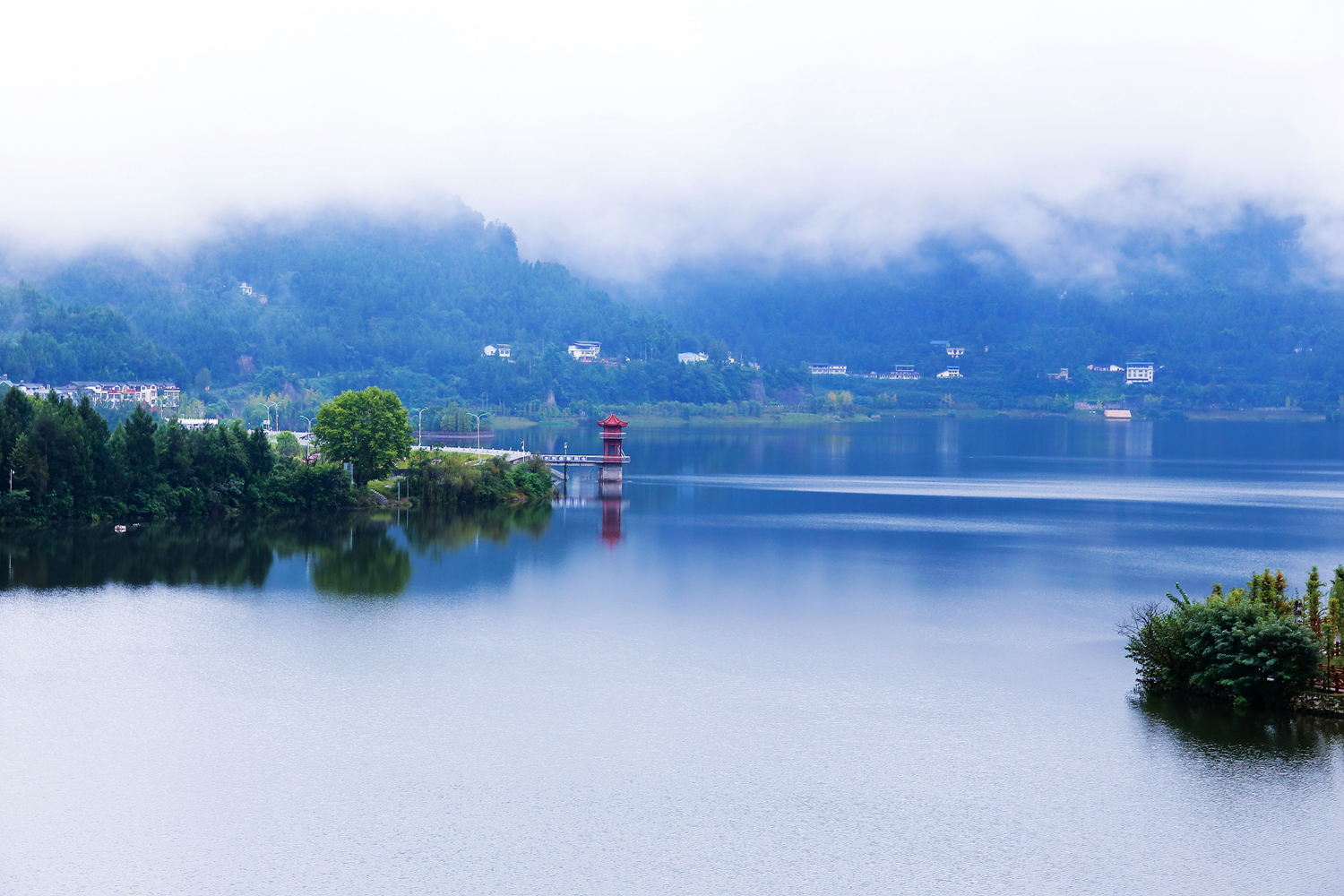 四川巴中化湖秋水烟雨蒙蒙