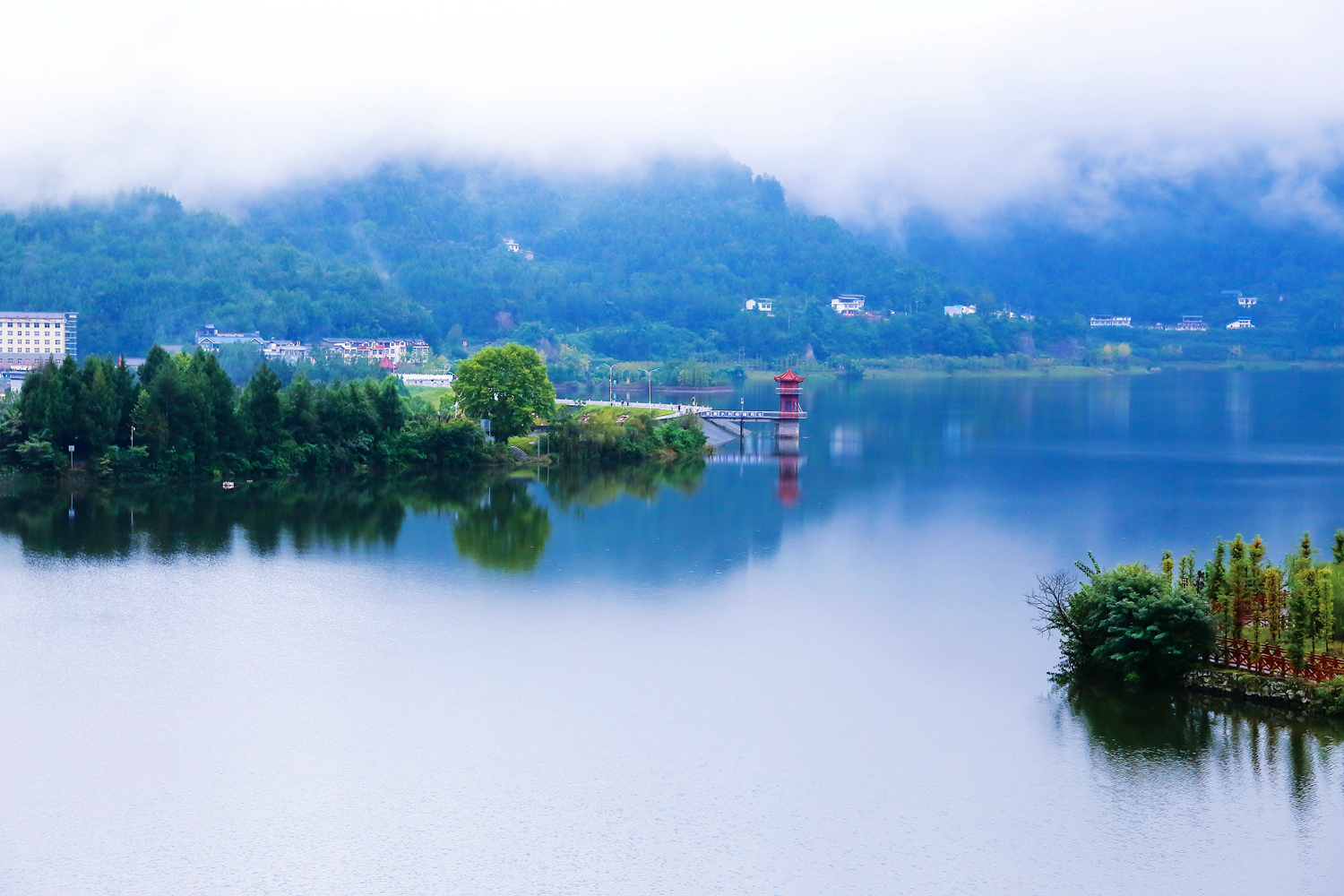 四川巴中化湖秋水烟雨蒙蒙