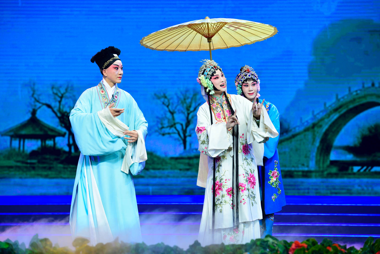 分享一组最近拍的京剧白蛇传游湖央视空中剧院现场演出