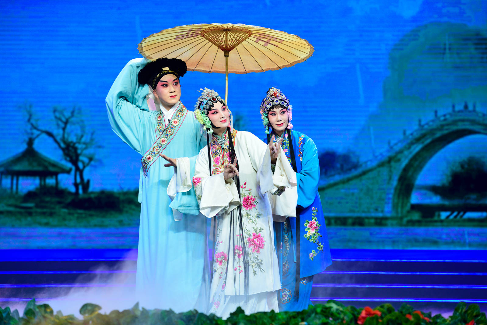 分享一组最近拍的京剧白蛇传游湖央视空中剧院现场演出