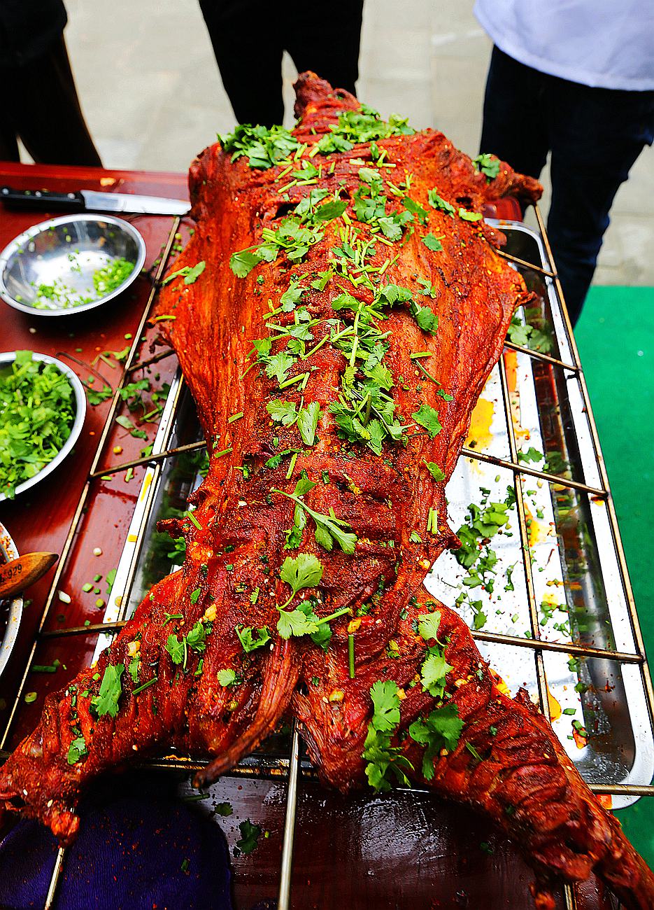 舌尖南部:烤全羊