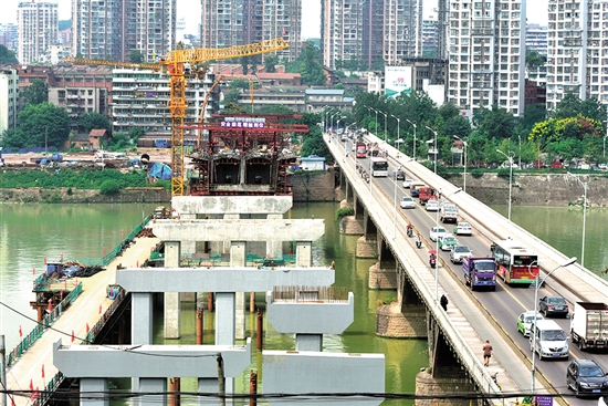 2建设中的沱江大桥拓宽改