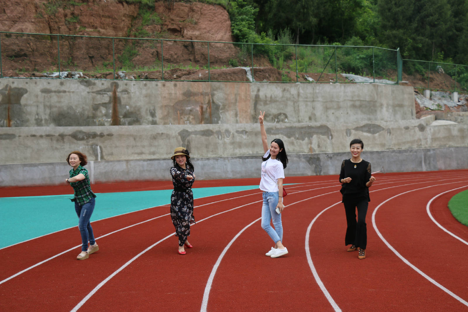 在这条巴中通江农村的跑道上 谁的起步姿势是正确的 你来裁判一下