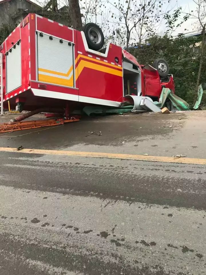 昨日下午营山一消防车在出警途中在回龙方向一弯道处发生侧翻