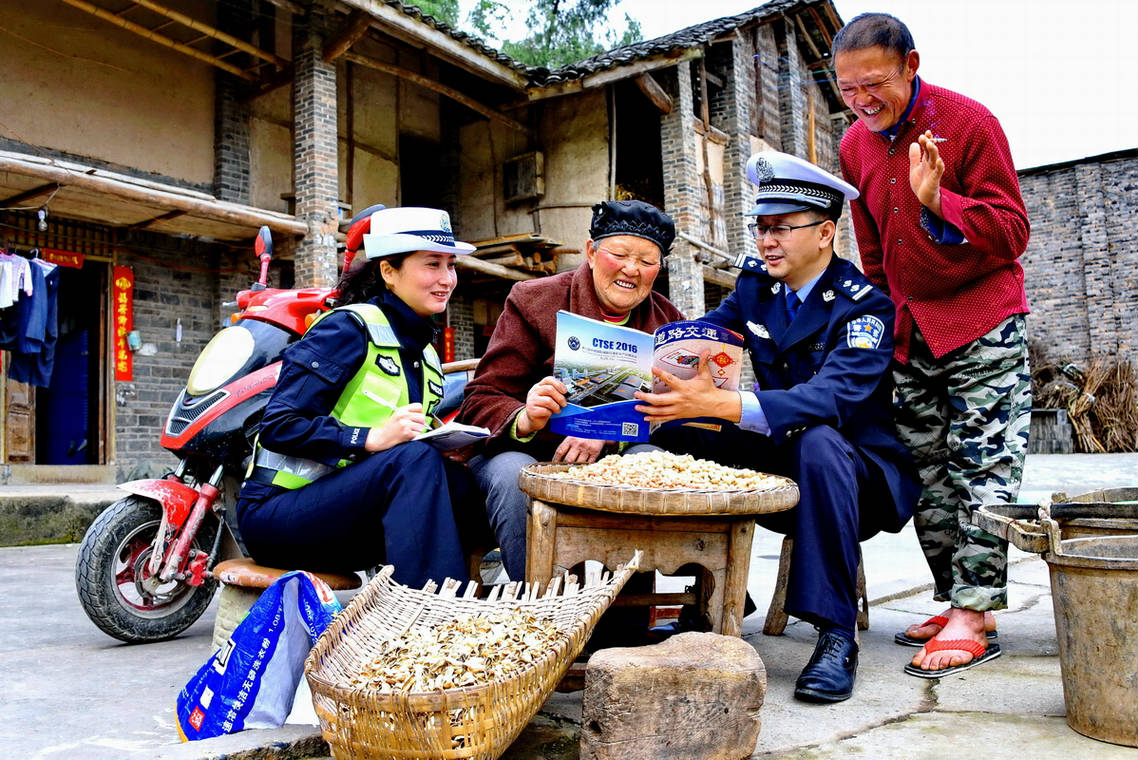 (法治题材摄影)《送安全到农家》
