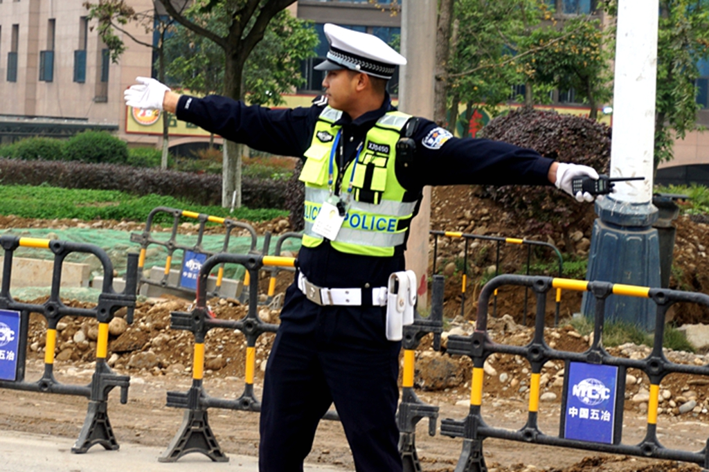 车流滚滚中,精神抖擞,帅气爆棚的交警,闪亮眼!