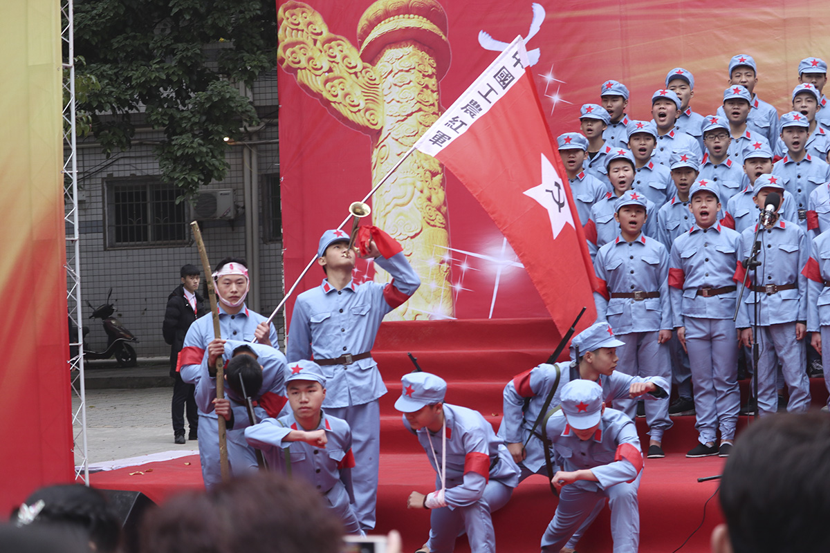 南充铁路运输学校举行喜庆十九大型音乐比赛