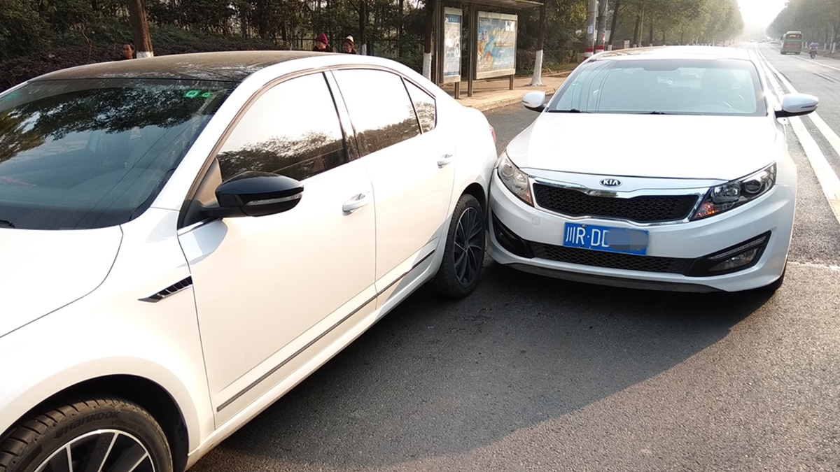 河舒工业园区桂花北路佳美公交站台路段发生两小车擦挂