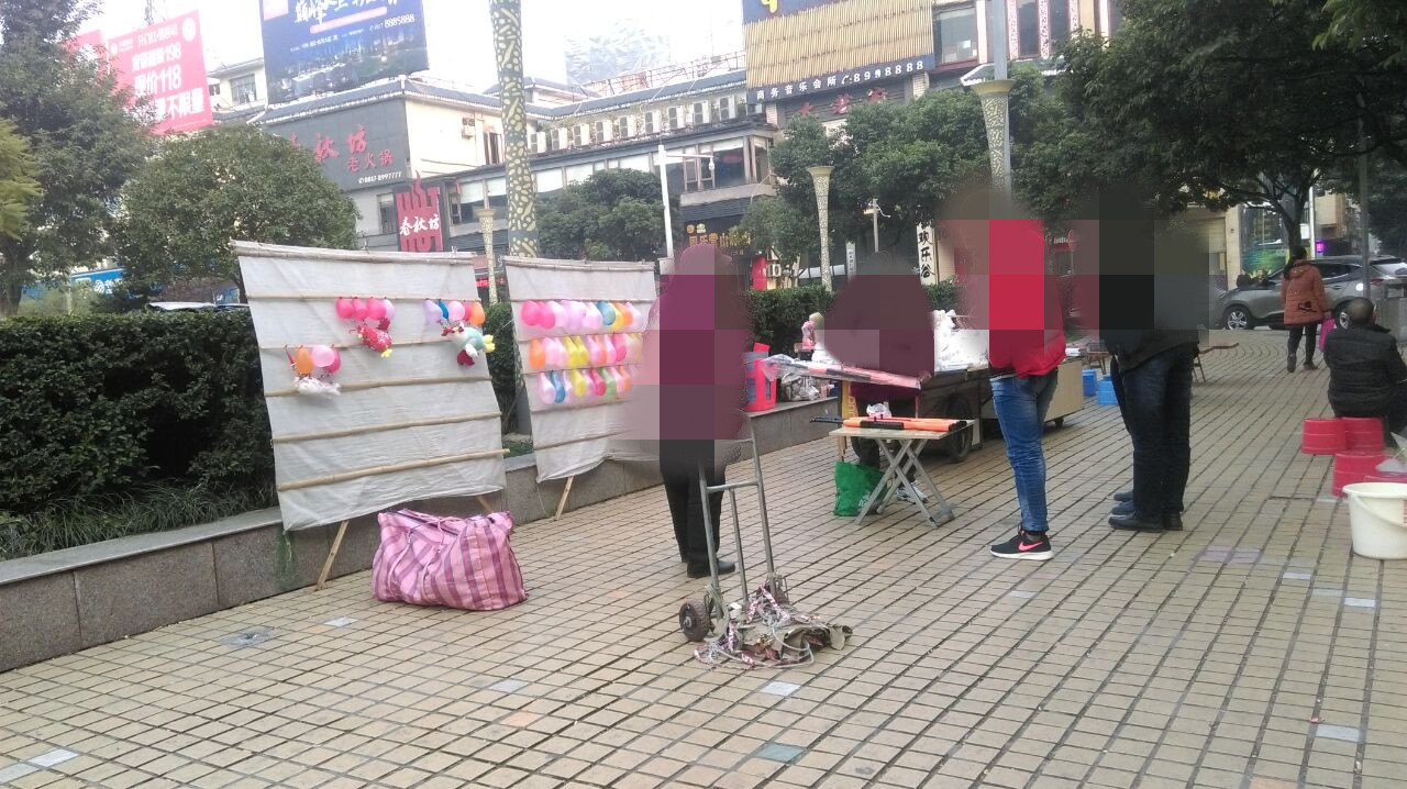 相如广场的射击摊,塑料弹四处飞溅,让路人不胜