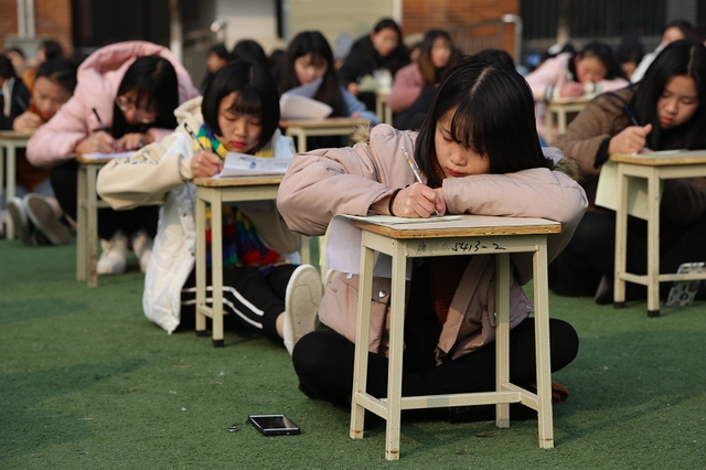 成都千名学生操场写家书 女生愧疚:忘了写信格式