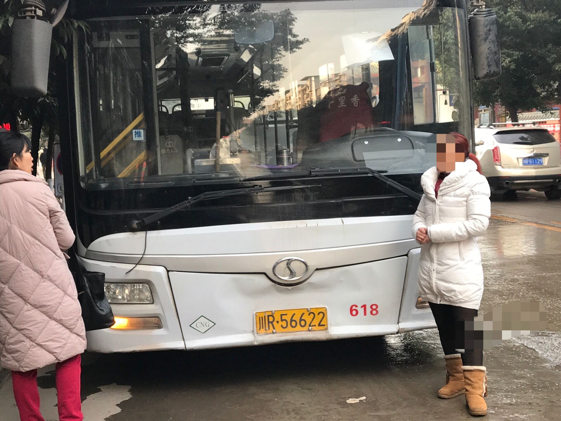 女的与司机有经济纠纷 挡在公交车前不准发车