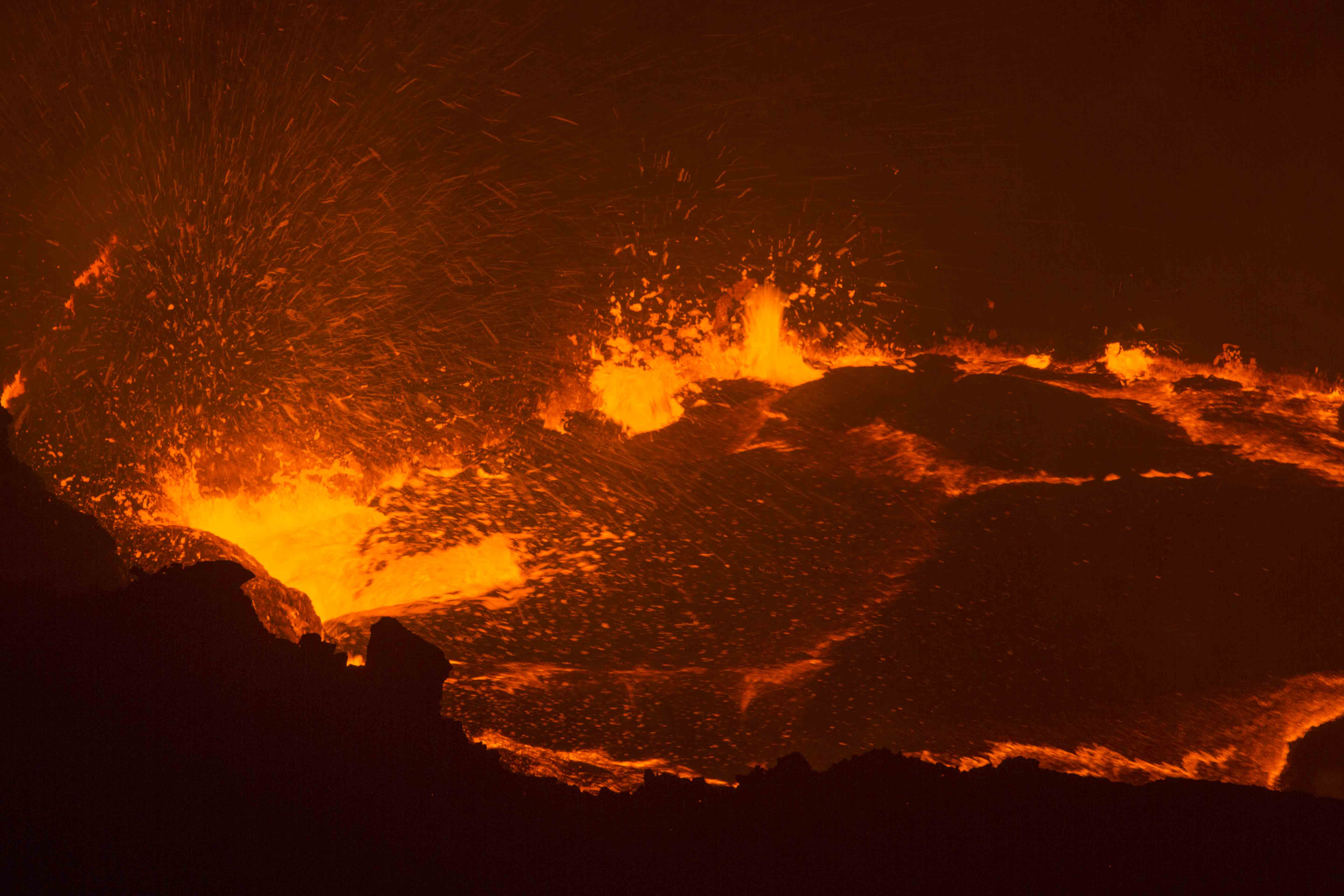 在erta ale火山顶端拍摄熔岩湖的惊艳震撼