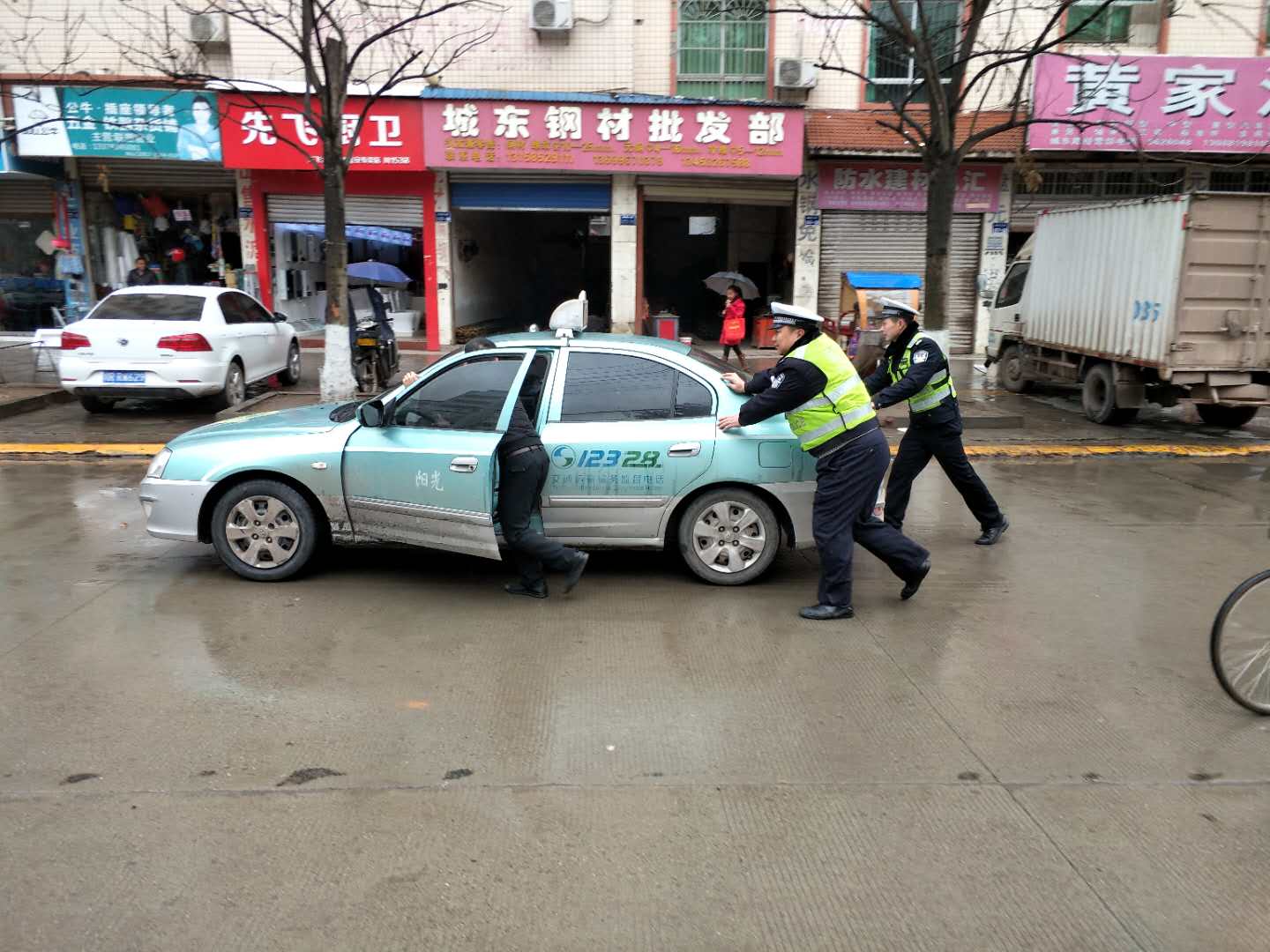 出租车抛锚交警推