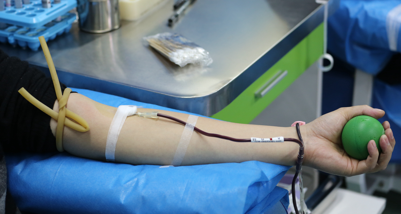 一枚枚微马,先后排队,登记,验血,抽血微马的一滴滴献血,被抽取,装