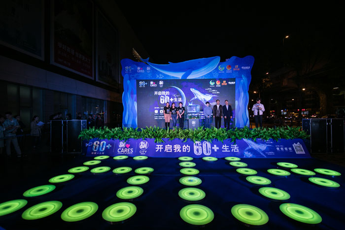 3  Ϩ�ƺ��SM�㳡��ֳ�����̨ǰ�Ķ��вʺ����Ե��ر�ҫ�ۡ���ͼ�ݳɶ�SM�㳡��.jpg