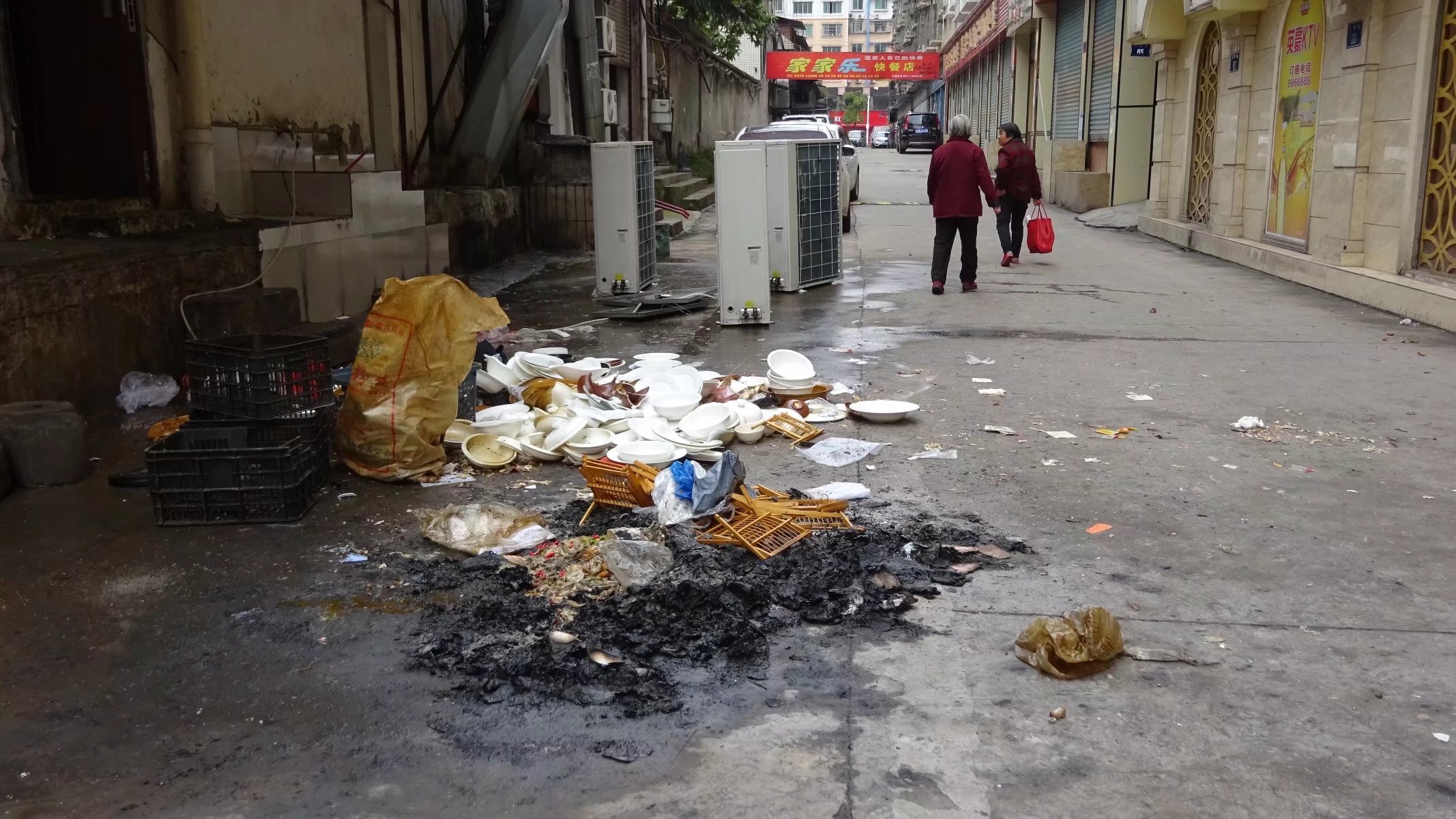 蓬安抚琴巷内垃圾成堆卫生环境差