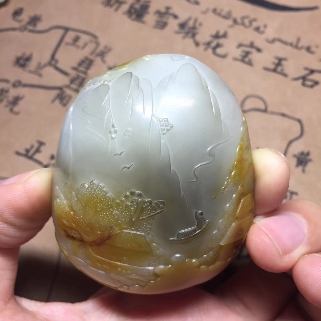 爆美新疆和田玉籽料精品把件 独籽雕刻 俏色巧雕