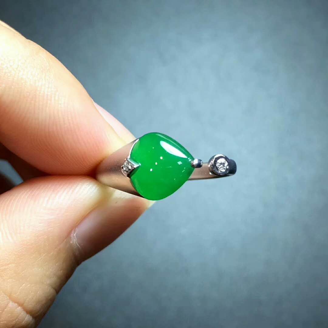 【缅甸翡翠】18k金镶高冰种正阳绿爱心戒指