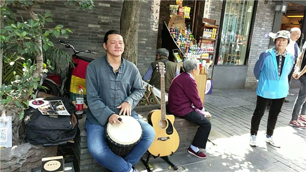 成都街头艺人招募启动 今后表演需持证上岗