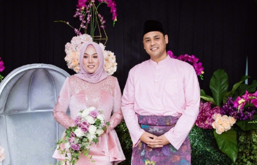 《歌手》茜拉宣布结婚 晒婚礼照幸福满满