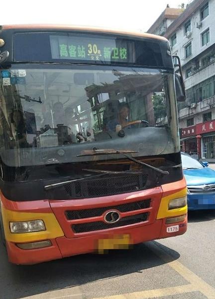 宜賓30路公交車司機就是歪!拒載乘客,這種位置叫出站嗎?網友們評評理!