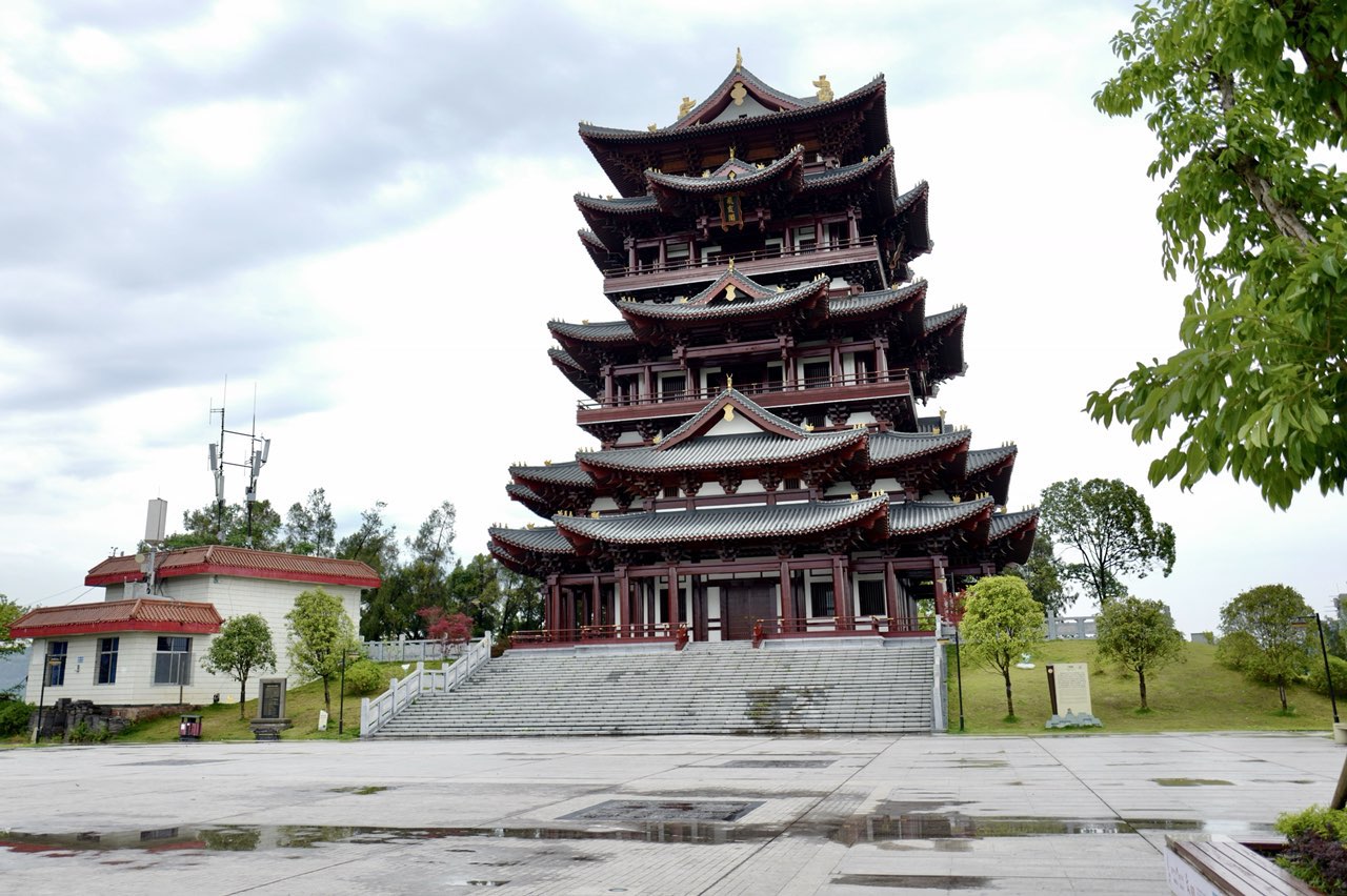 雨后初晴登南龛坡