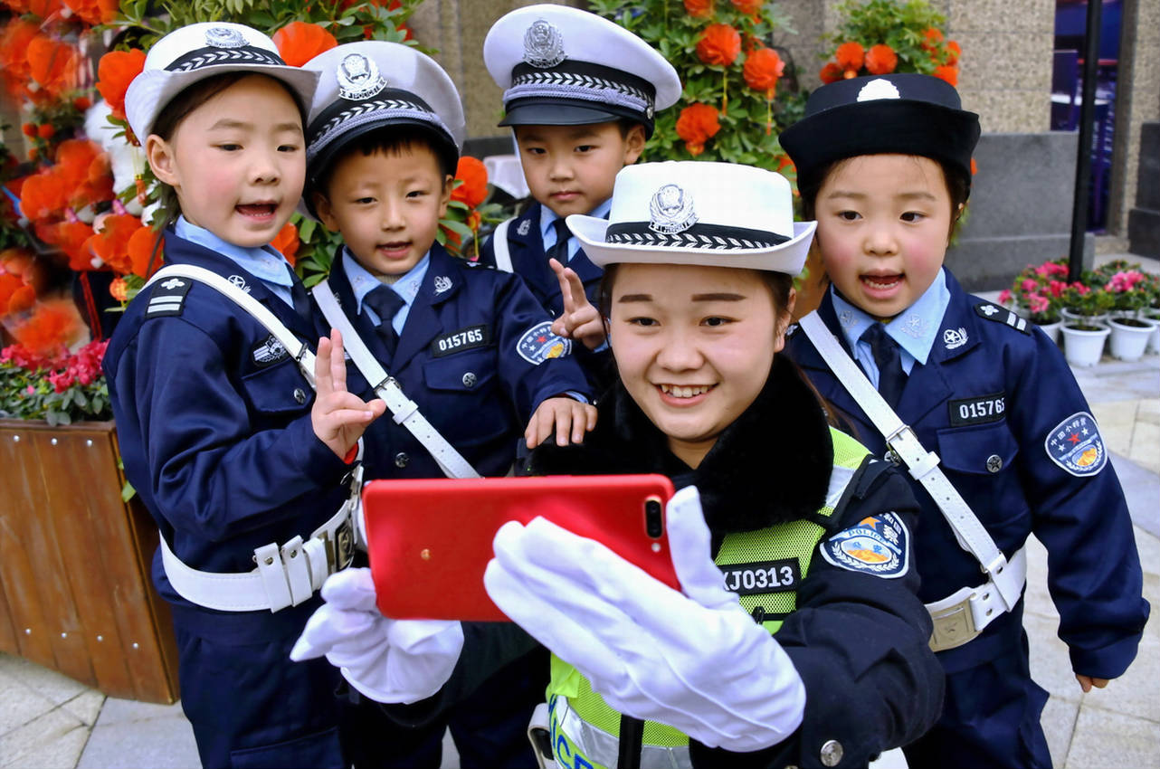 《百名幼儿过了把“警察瘾”�