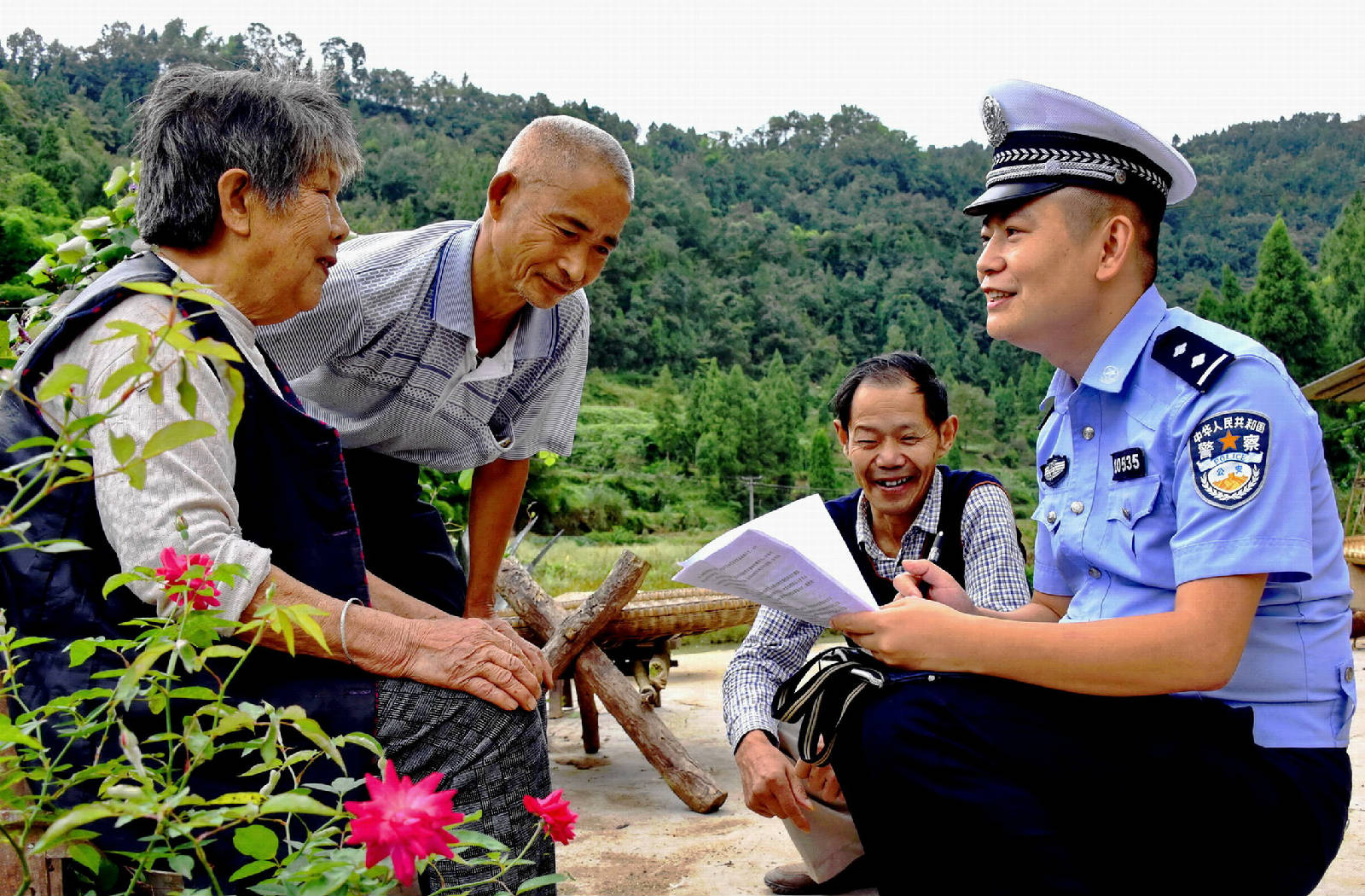 《抓党建 促脱贫�