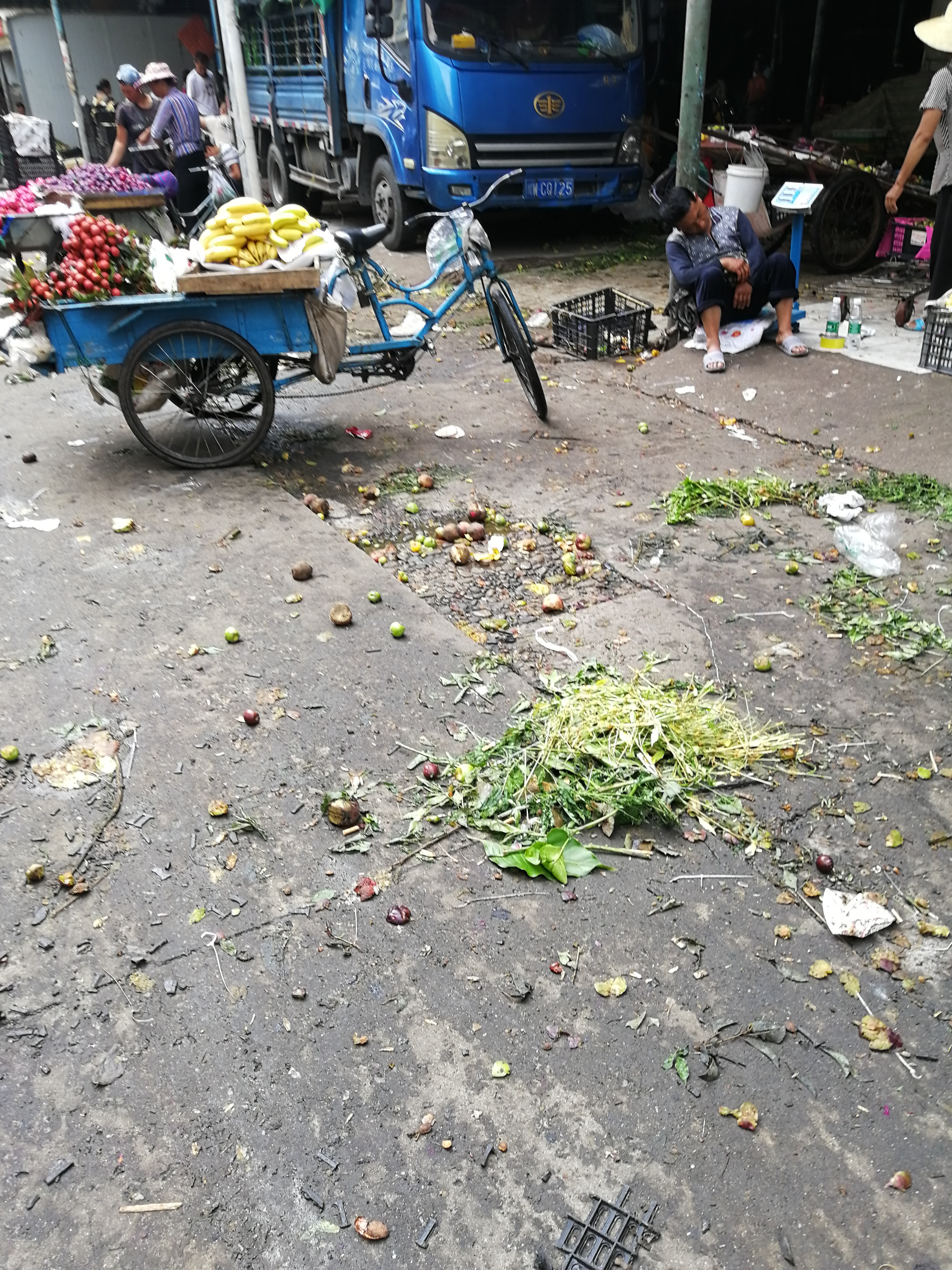 西昌城南金泰農貿市場髒亂差