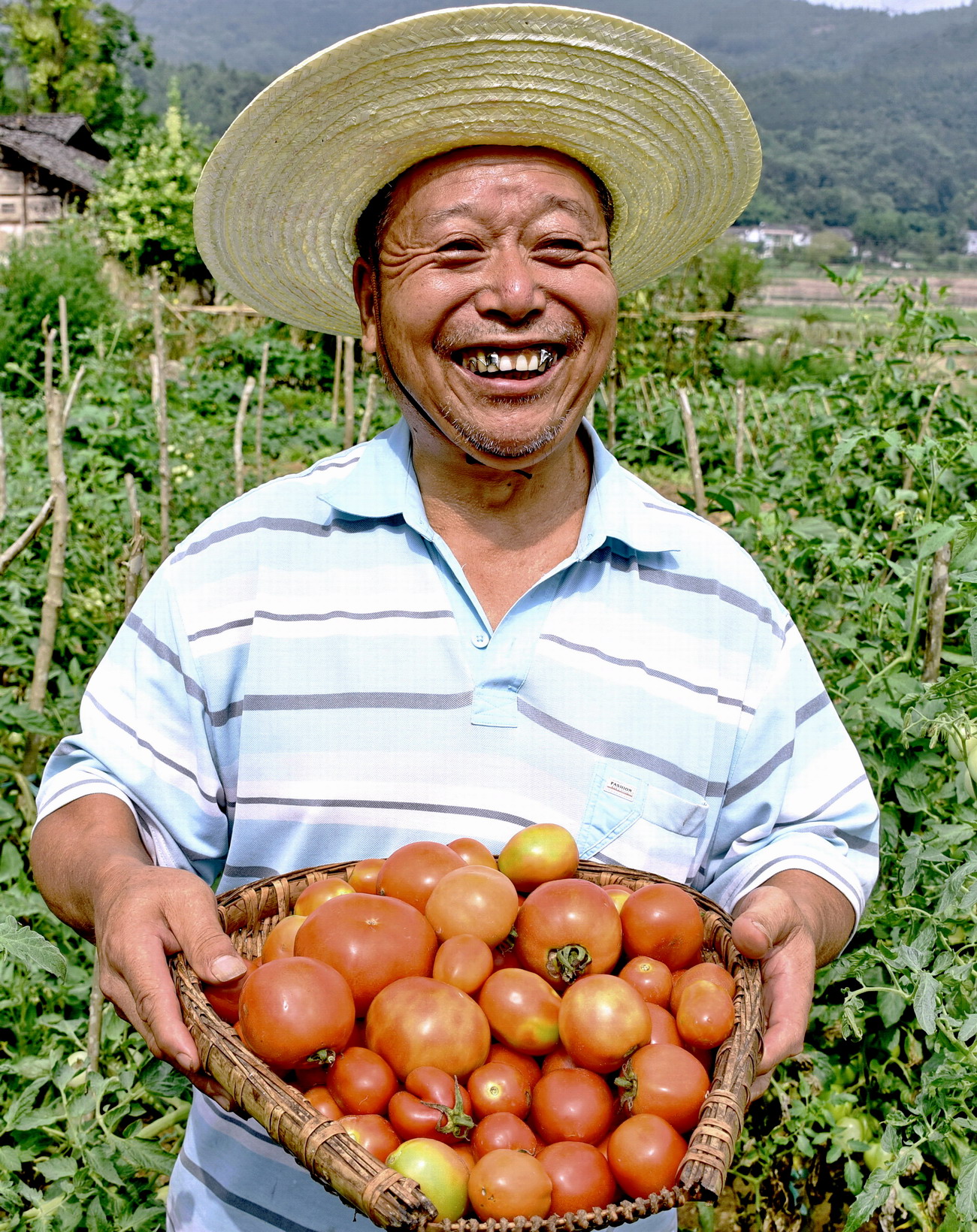 "中国农民丰收节"摄影作品《日子越过越红火》