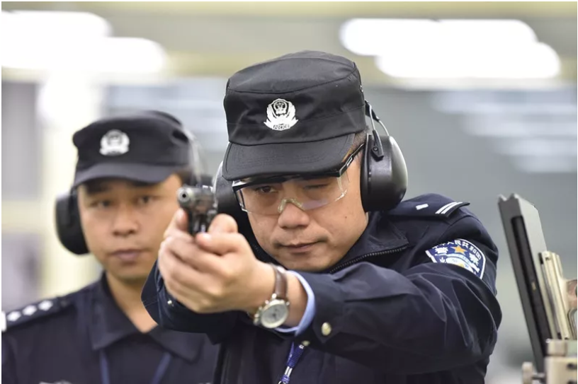 交警全面配枪图片