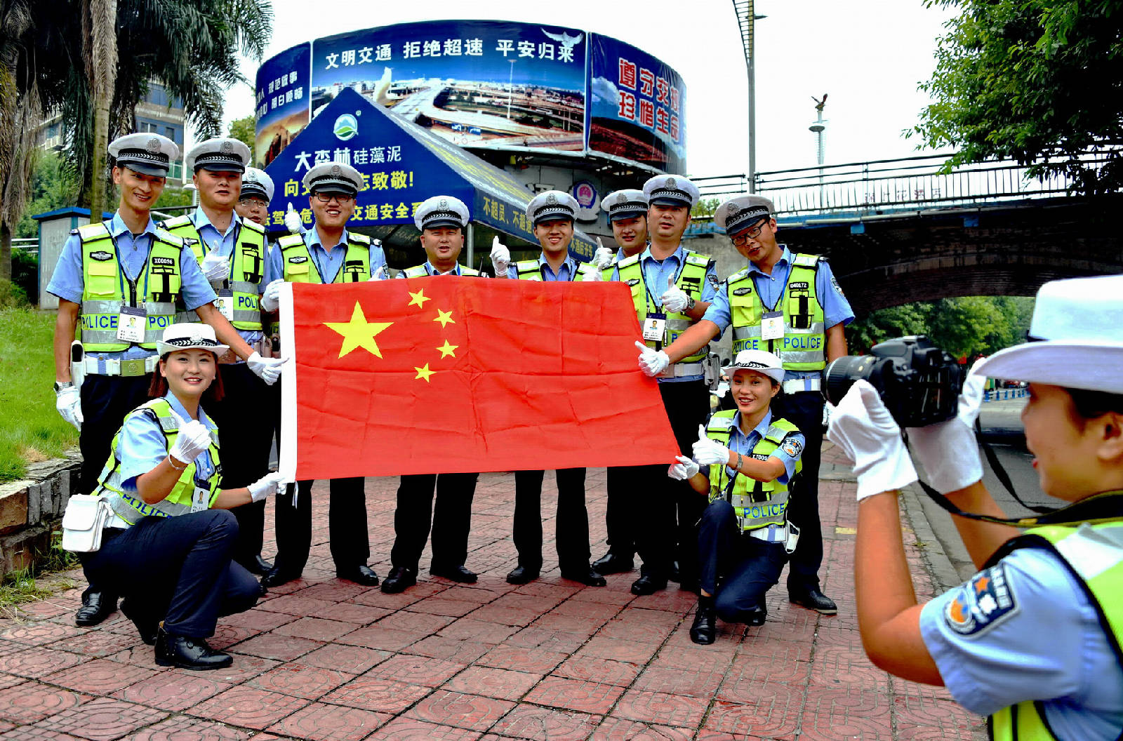 《与国旗合影 为祖国点赞�