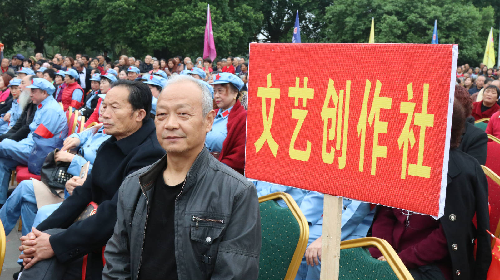 04积极参加大会的县老年大学各班级师