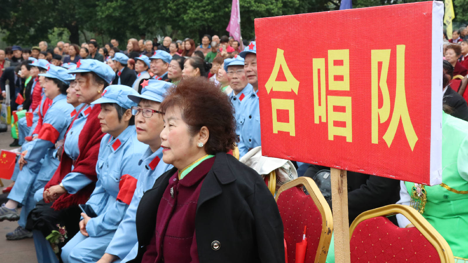 04积极参加大会的县老年大学各班级师