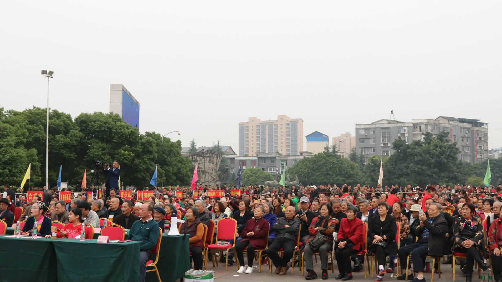 06全天观看演出的西充市民多达上千人。这是敬老月启动仪式结束后，上午人们在纪信广场观看演出的情景 (2).JPG