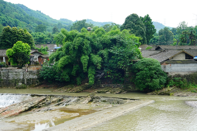 从江北望张坝铁索桥墩.JPG