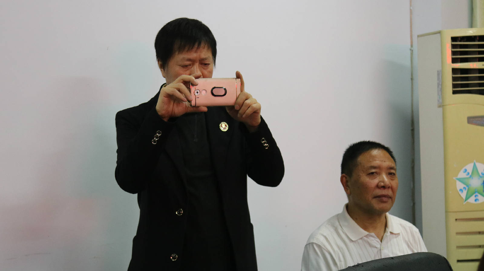 04雷教授两个多小时生动丰富的音乐讲座吸引了西充著名作曲家徐嘉清和众多音乐爱好
