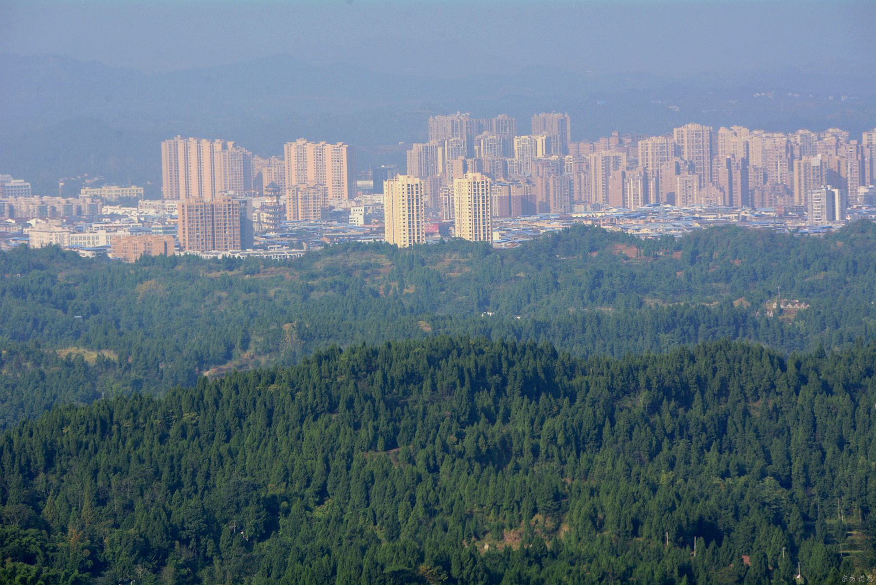 站在城南与蓬安石孔交界的香积寨上面遥望营山县城