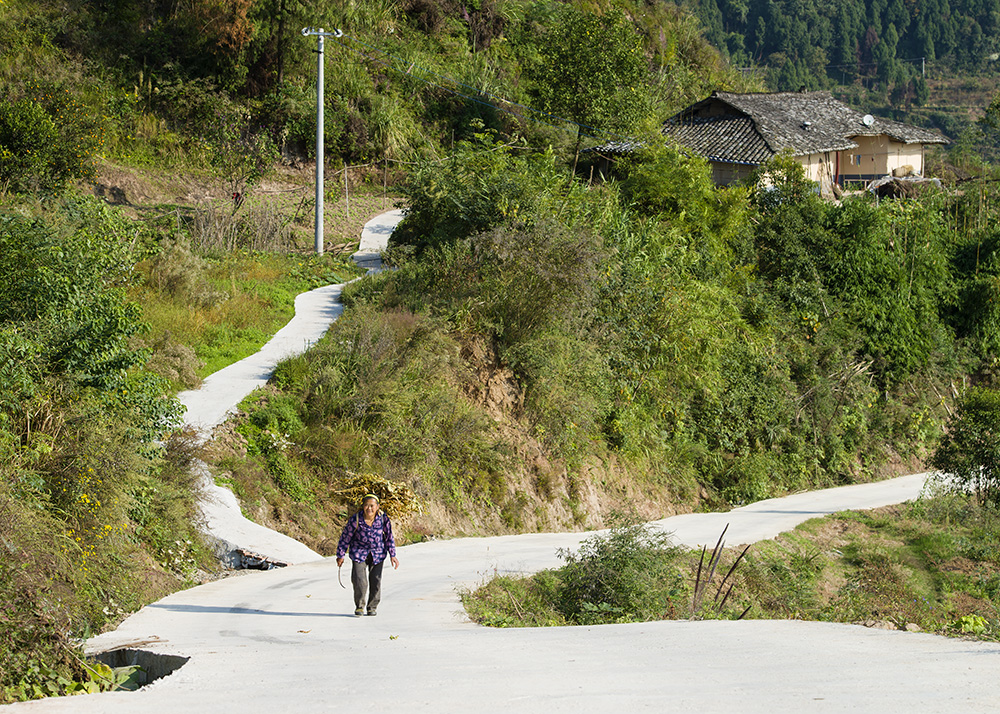 扶贫道路通我