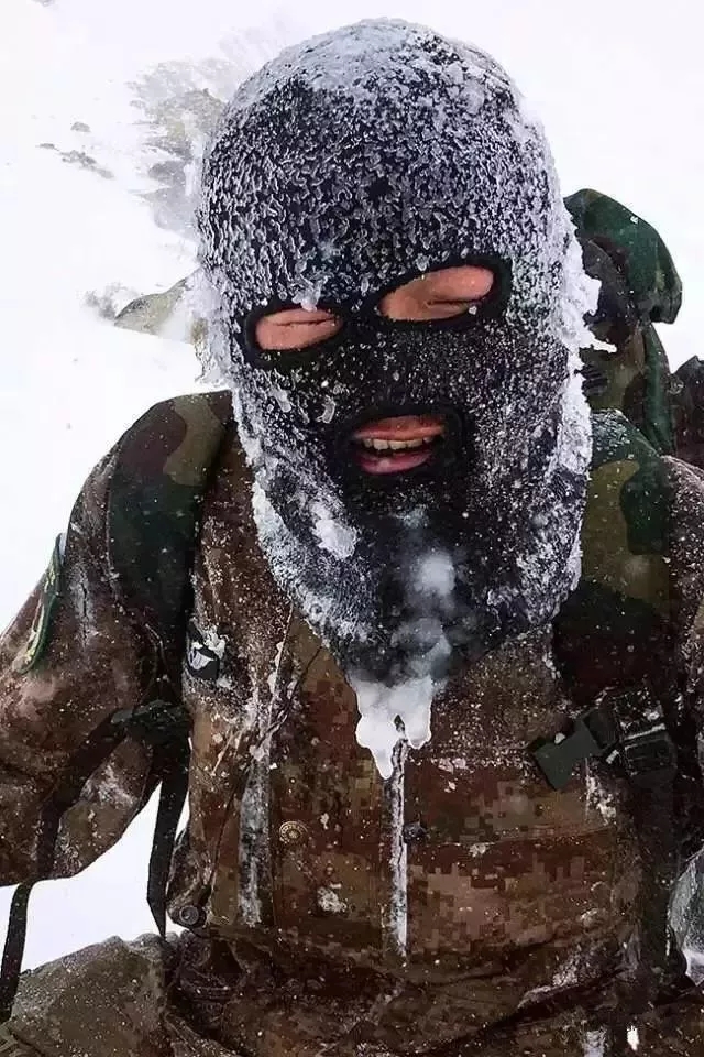 冰雪戍边将士图片