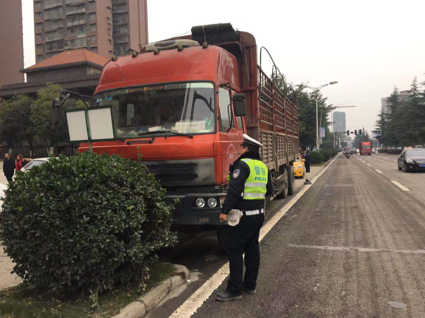 大货车乱停乱放[已回复]