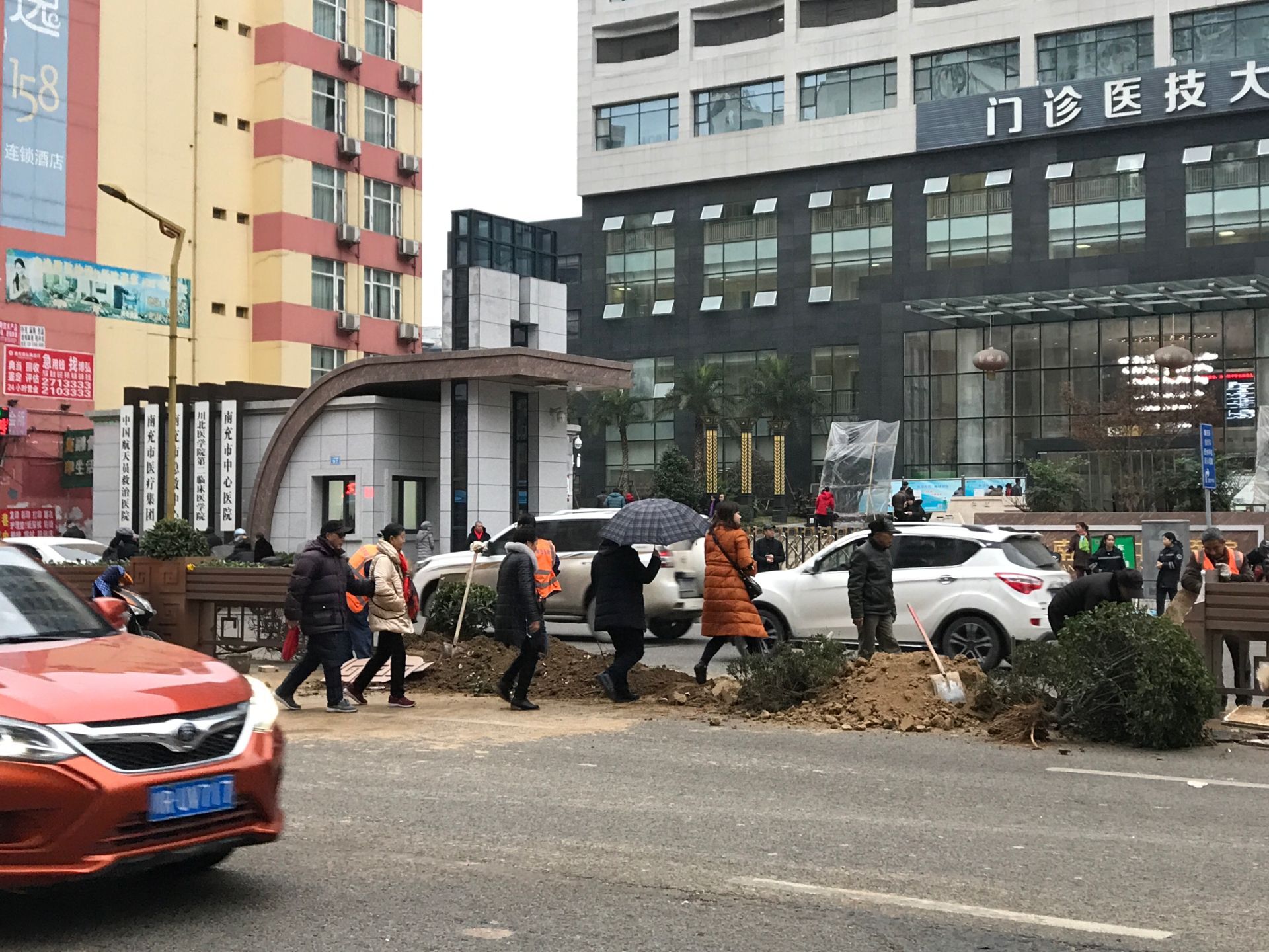 中心医院人民南路门口是清理被撞的隔离花台 不是新修过街人行道