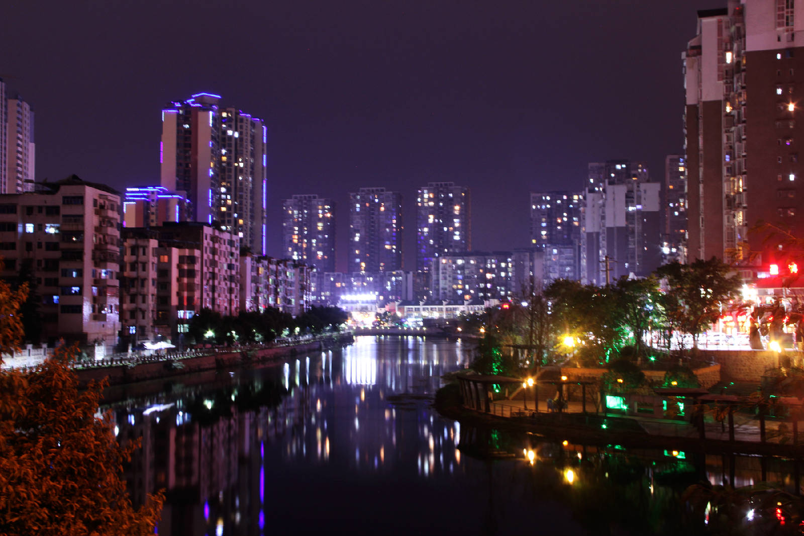 广安滨江路的夜景照片图片