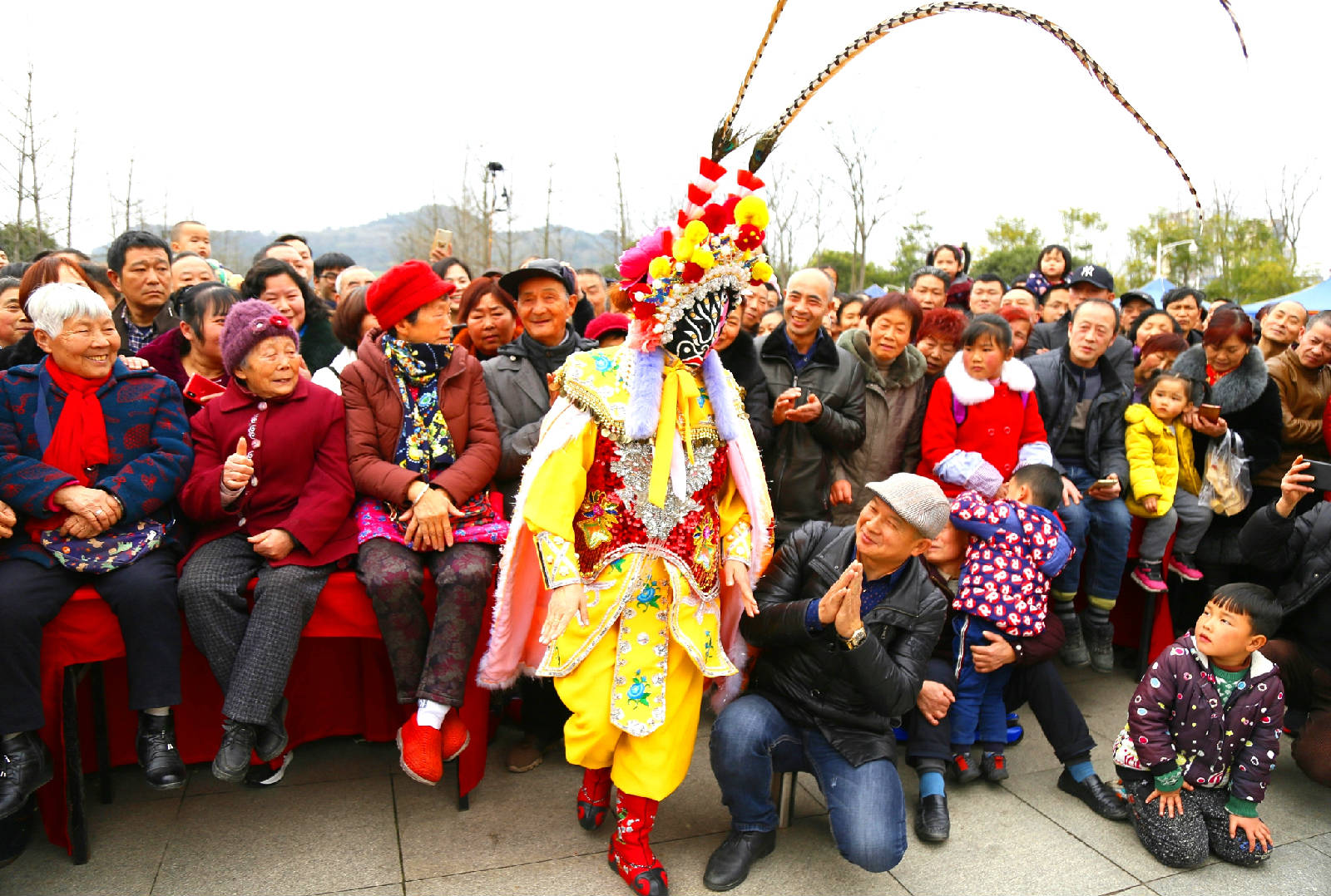 公园广场大闹元宵节,文艺演出最精彩,特别是《川剧变脸》这个老戏新演