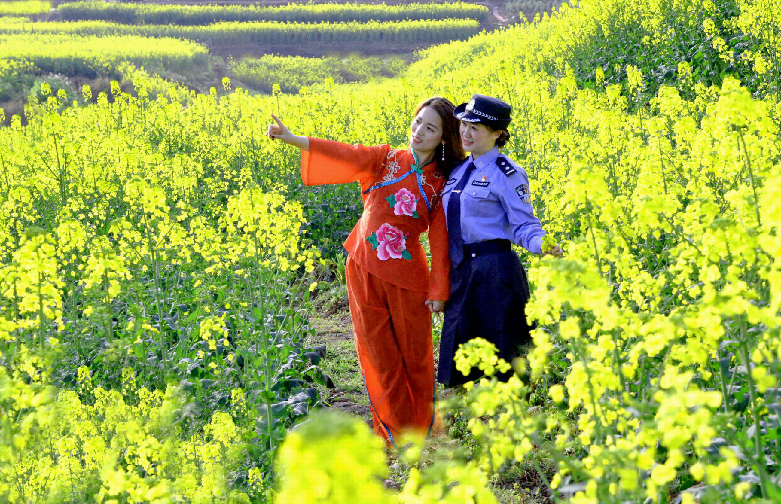 《警民一家亲》_1911.JPG