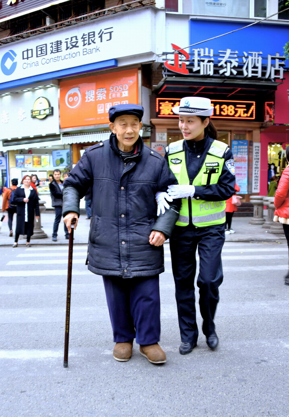 《红绿灯下爱民情》_1560.JPG